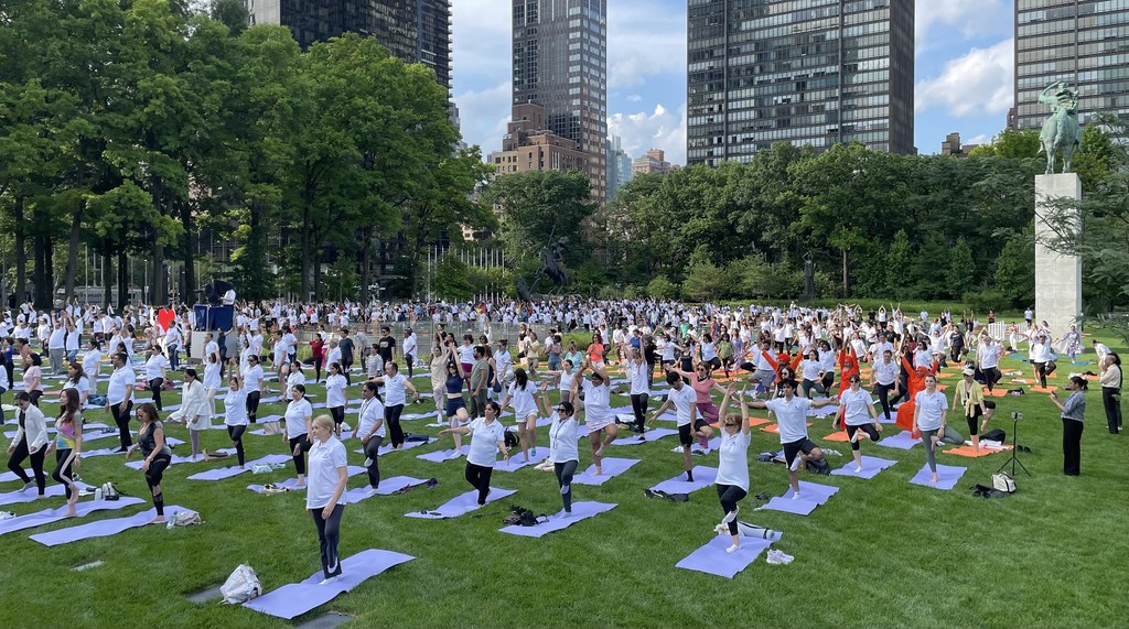 Los participantes asisten a un evento en la sede de las Naciones Unidas en Nueva York para conmemorar el 11.º Día Internacional del Yoga. (20 de junio de 2025)